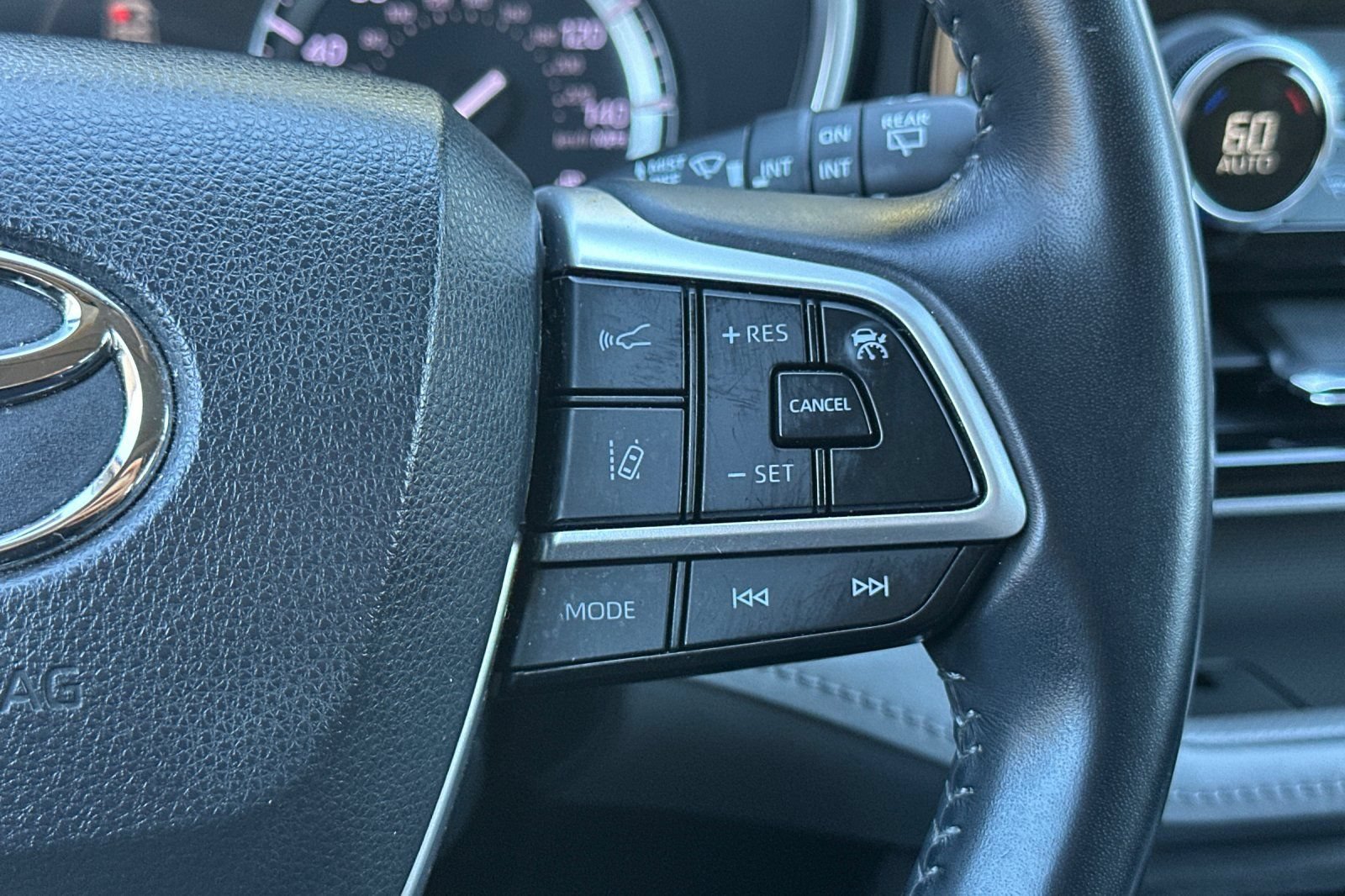 Used 2022 Toyota Highlander XLE AWD/4WD image 39