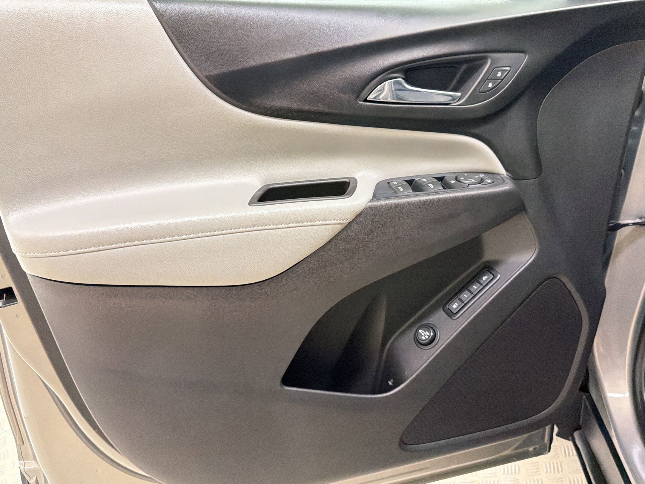 Used 2018 Chevrolet Equinox Premier AWD/4WD image 12