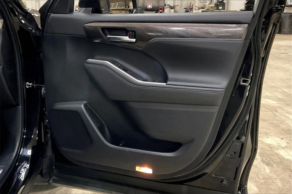 Used 2023 Toyota Highlander Platinum image 23