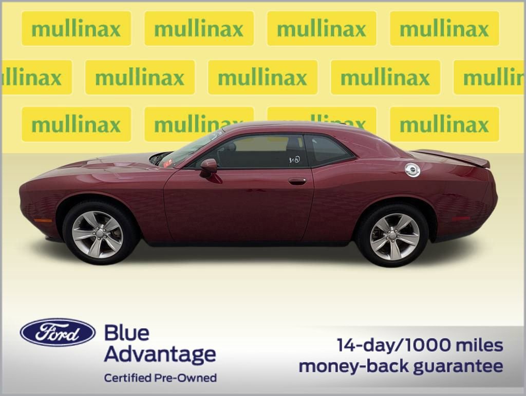 Used 2022 Dodge Challenger SXT image 2