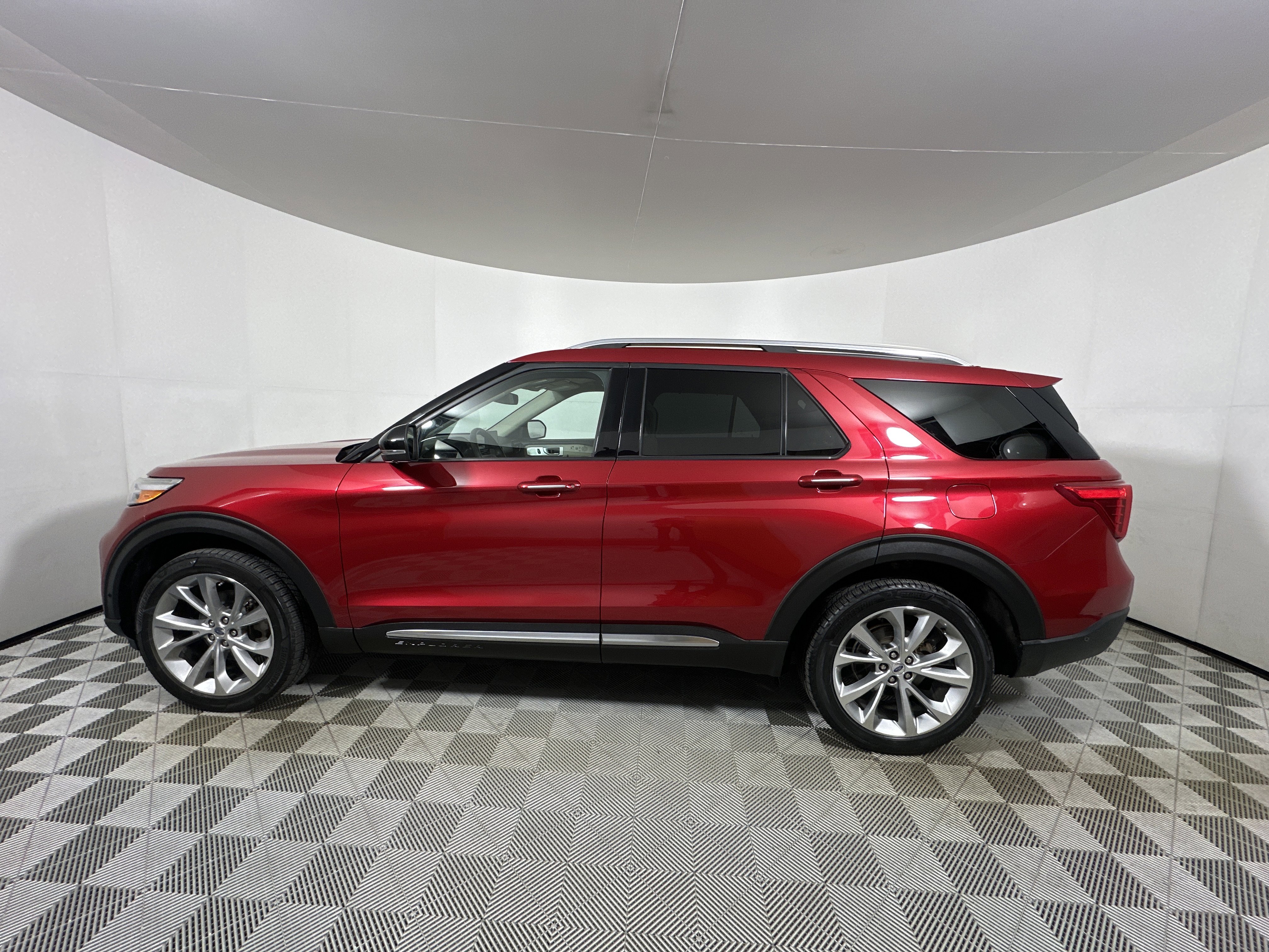 Certified 2021 Ford Explorer Platinum w/ Equipment Group 601A image 4