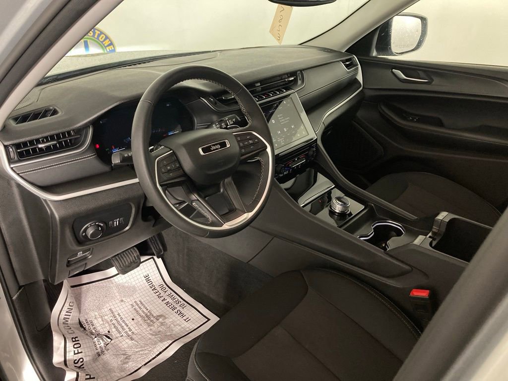 Used 2023 Jeep Grand Cherokee L Laredo image 14