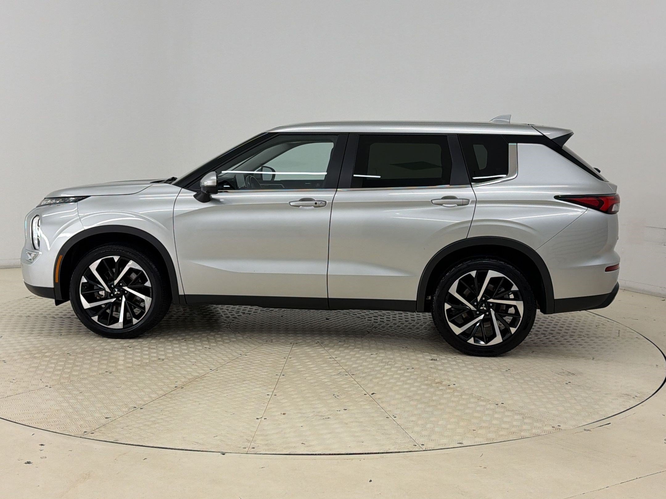 Used 2024 Mitsubishi Outlander SE FWD image 2