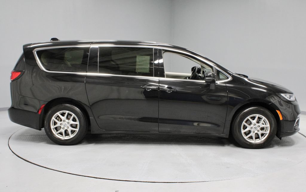 Used 2024 Chrysler Pacifica Touring-L FWD image 6
