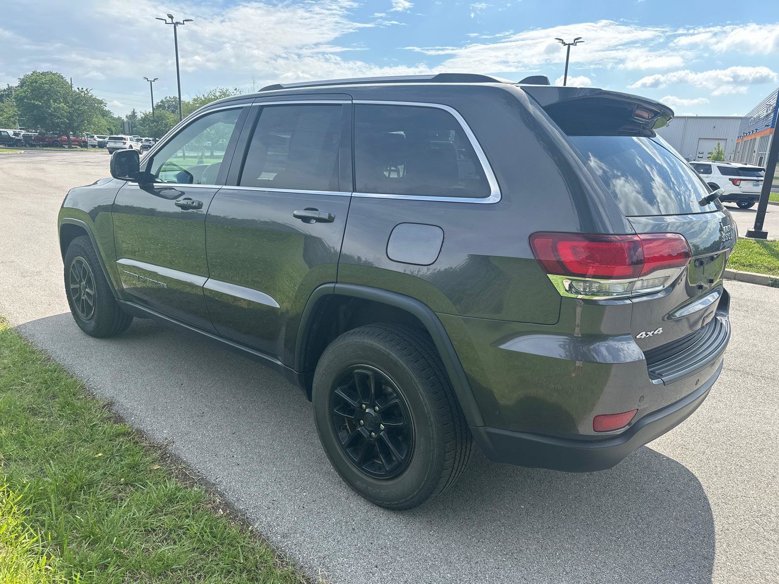 Used 2020 Jeep Grand Cherokee Laredo AWD/4WD image 12