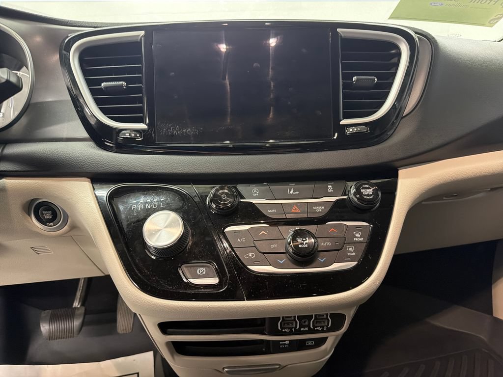 Used 2022 Chrysler Pacifica Touring-L FWD image 22