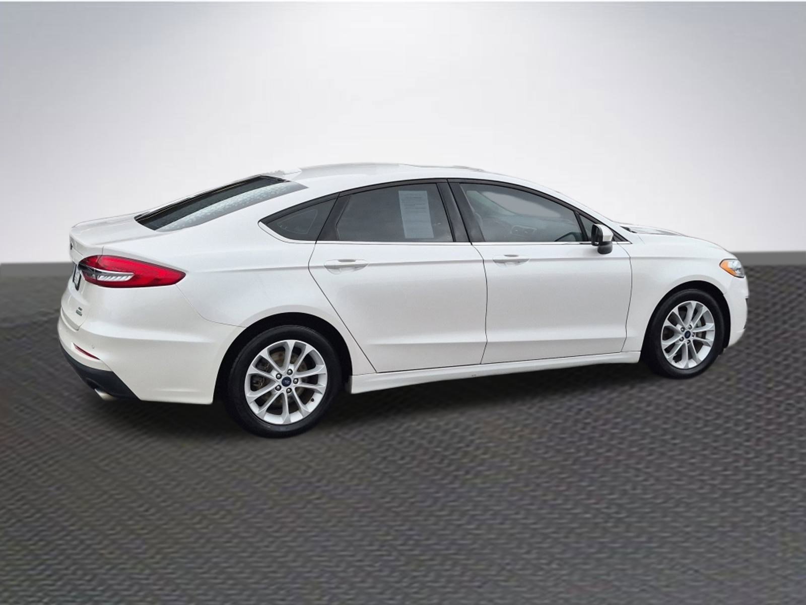 Certified 2020 Ford Fusion SE image 4