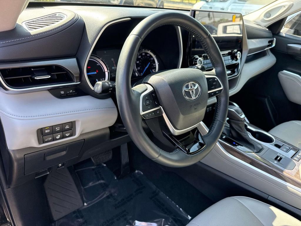 Used 2022 Toyota Highlander Limited image 28
