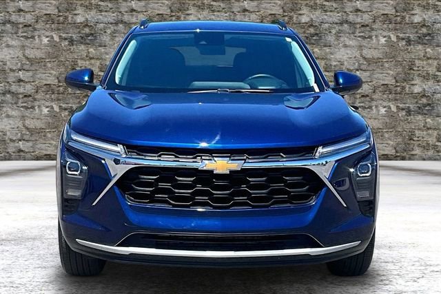 Used 2024 Chevrolet Trax LT w/ Driver Confidence Package FWD image 2