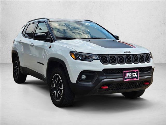 Used 2025 Jeep Compass Trailhawk AWD/4WD image 3