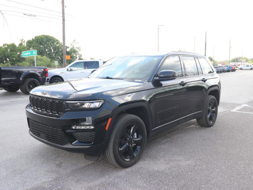 Used 2023 Jeep Grand Cherokee Limited w/ Black Appearance Package image 5