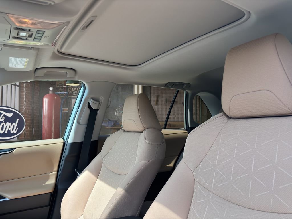 Used 2021 Toyota RAV4 XLE w/ Convenience Package AWD/4WD image 16