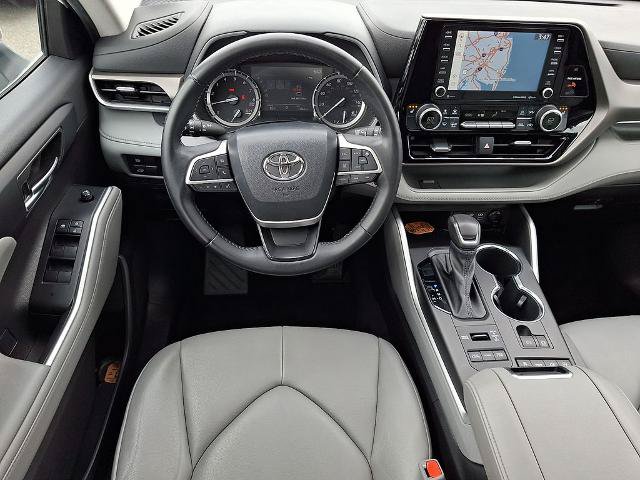 Used 2022 Toyota Highlander XLE AWD/4WD image 12