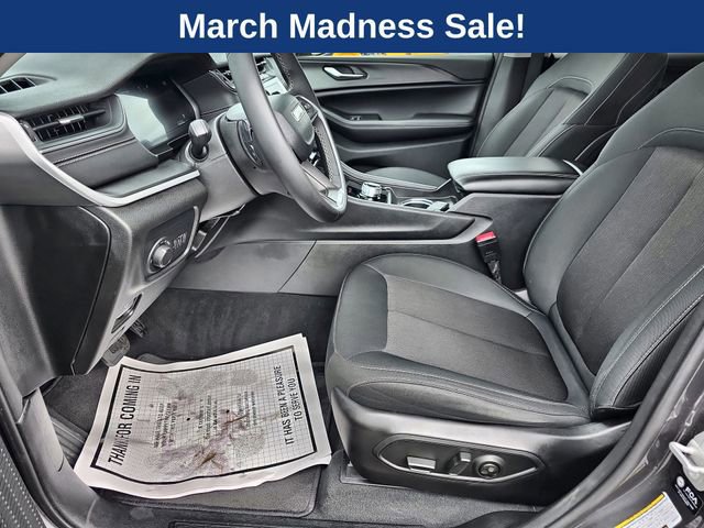 Used 2024 Jeep Grand Cherokee L Laredo image 13