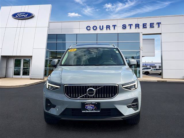 Used 2025 Volvo XC40 B5 Plus AWD/4WD image 2