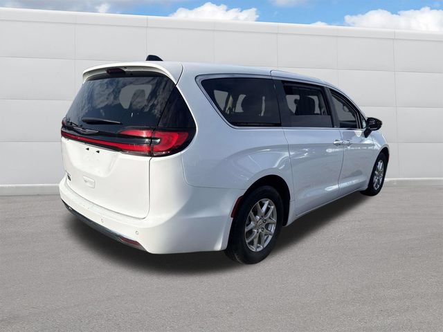 Used 2024 Chrysler Pacifica Touring-L FWD image 9
