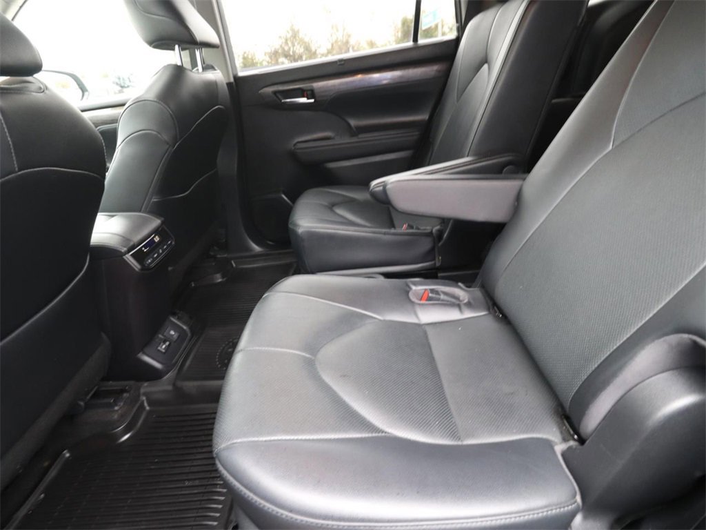 Used 2023 Toyota Highlander Limited image 14
