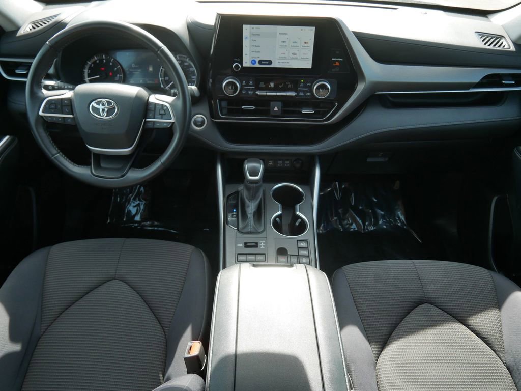 Used 2024 Toyota Highlander LE AWD/4WD image 16