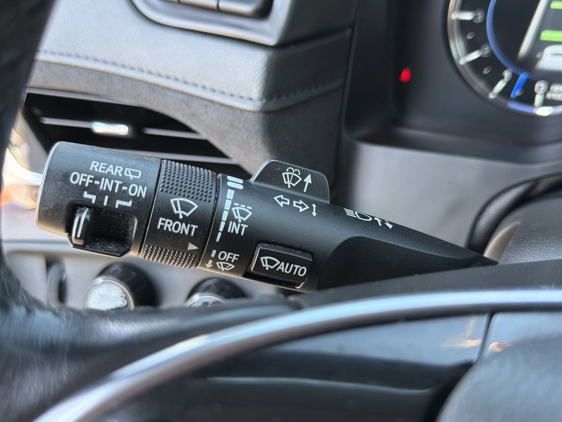 Used 2020 Cadillac Escalade Luxury w/ Escalade Sport Edition AWD/4WD image 21