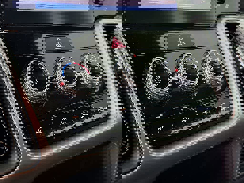 Used 2023 Kia Sorento LX image 21