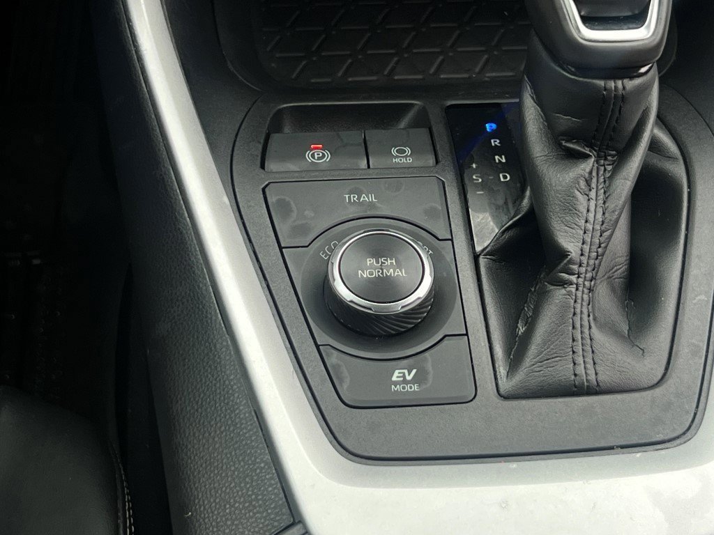 Used 2021 Toyota RAV4 XLE Premium image 18
