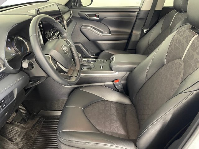 Used 2024 Toyota Highlander XLE AWD/4WD image 2