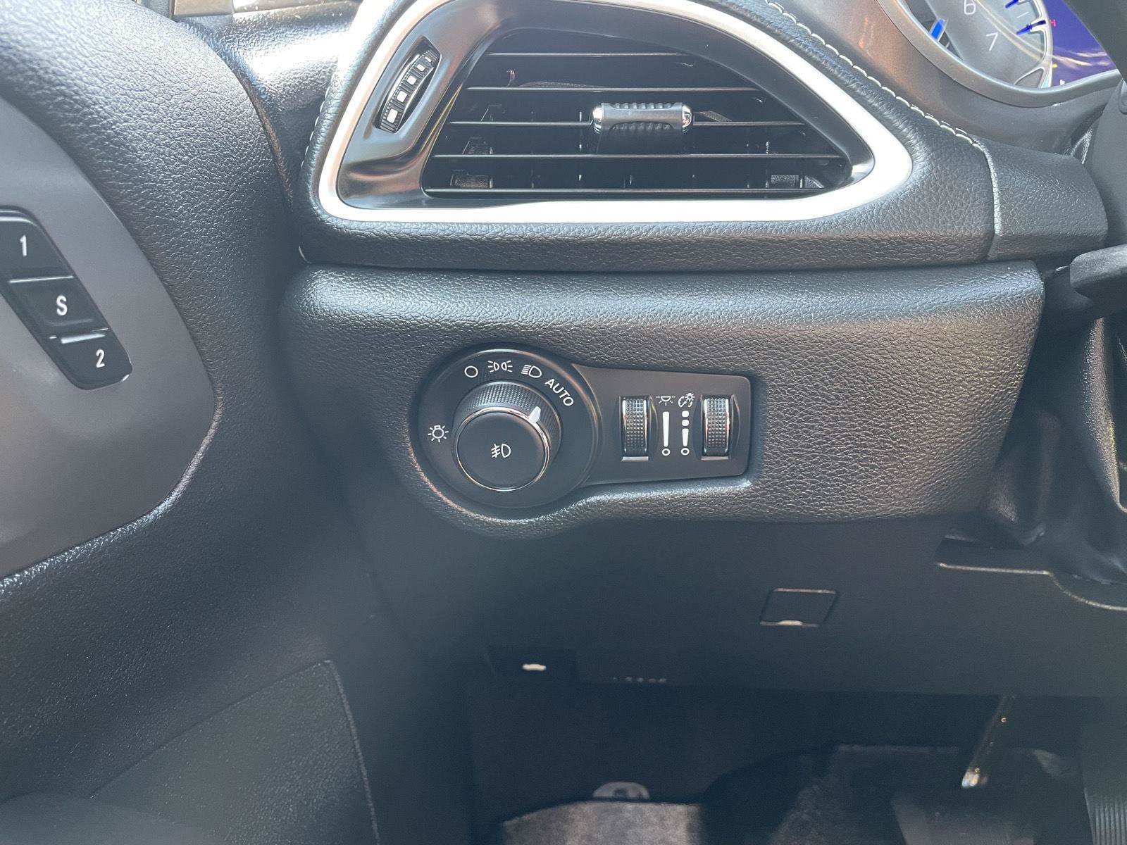 Used 2026 Chrysler Pacifica Select FWD image 16