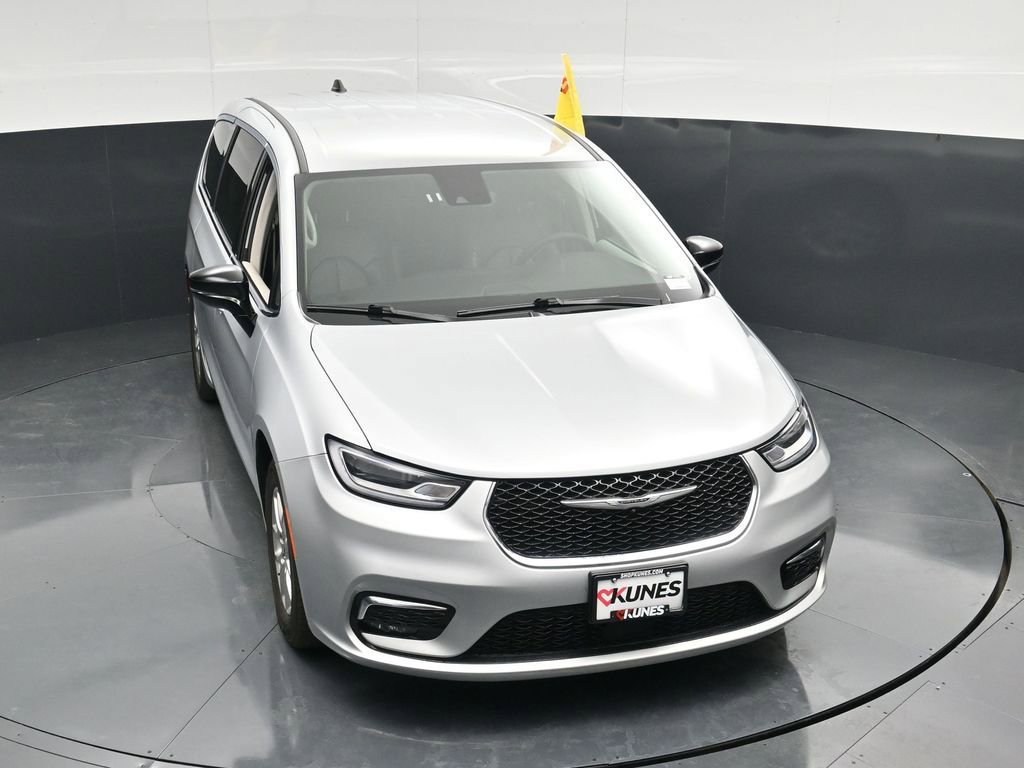 Used 2024 Chrysler Pacifica Touring-L FWD image 50