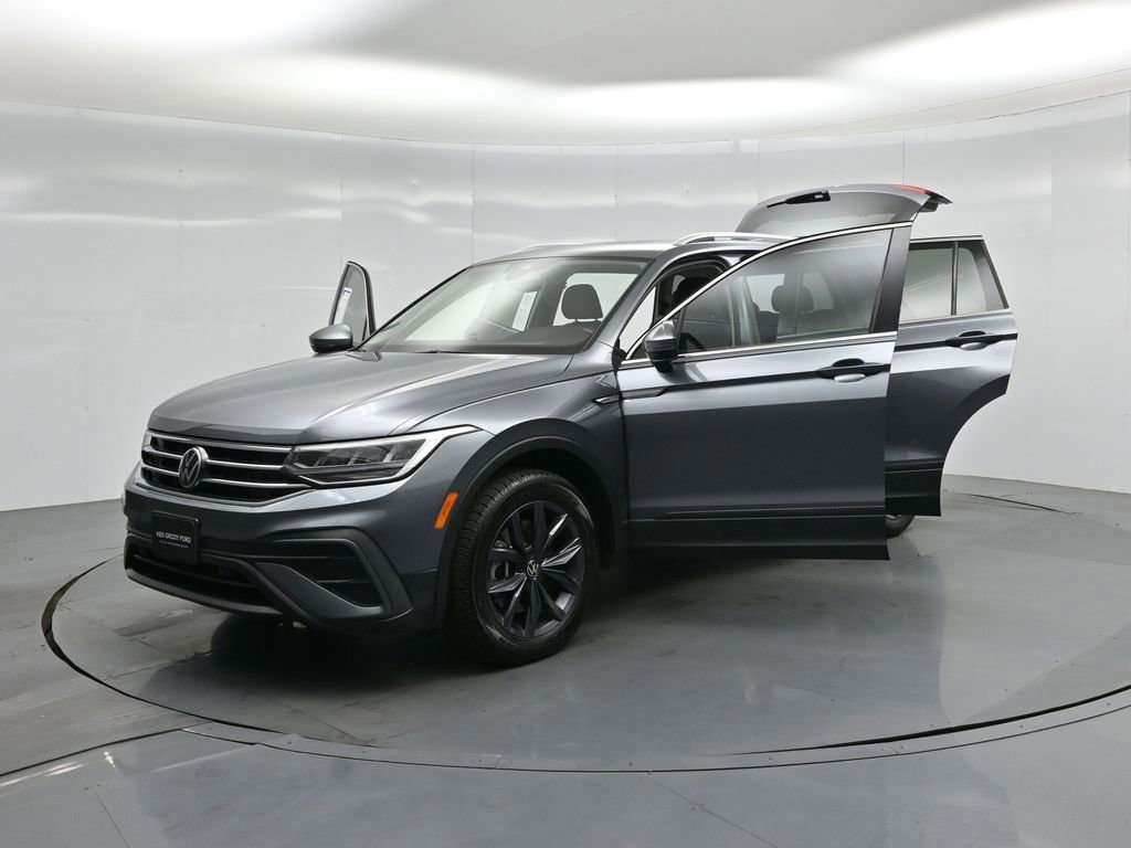 Used 2023 Volkswagen Tiguan SE w/ Panoramic Sunroof Package image 50