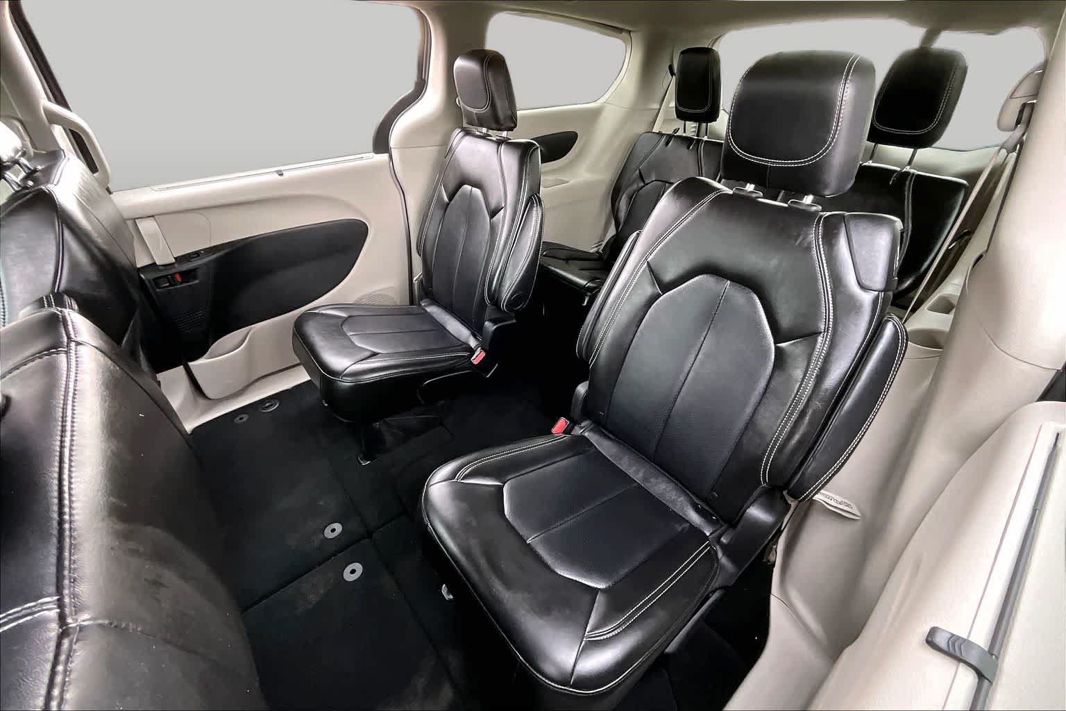 Used 2024 Chrysler Pacifica Touring-L FWD image 20