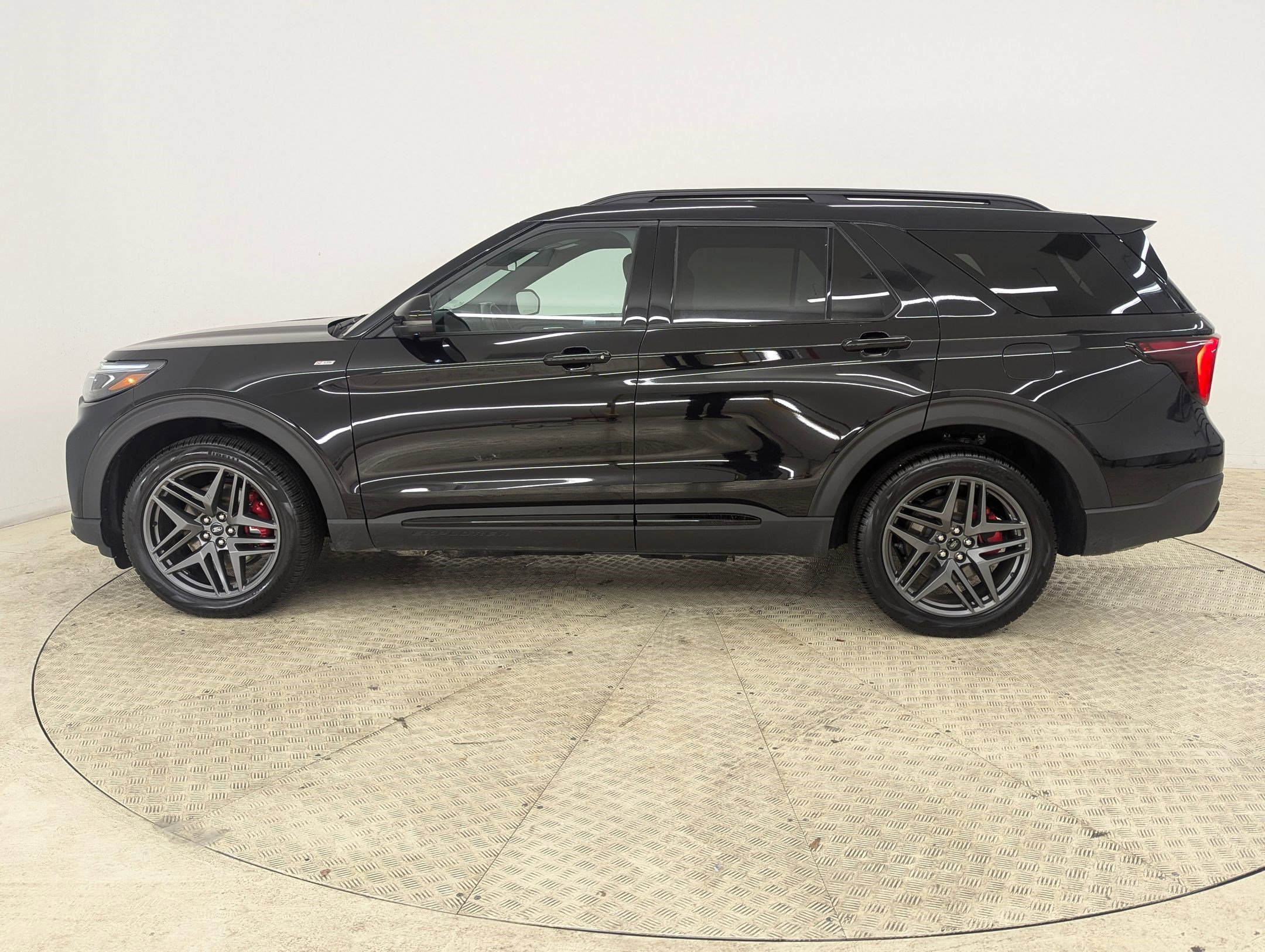 Certified 2025 Ford Explorer ST-Line w/ ST-Line Street Pack image 2