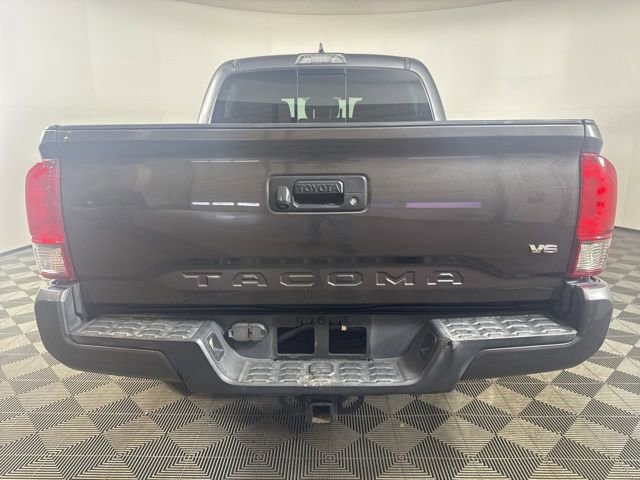 Used 2017 Toyota Tacoma TRD Sport AWD/4WD image 4