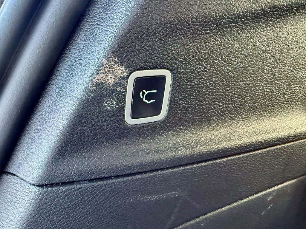 Used 2025 Chrysler Pacifica Limited image 16