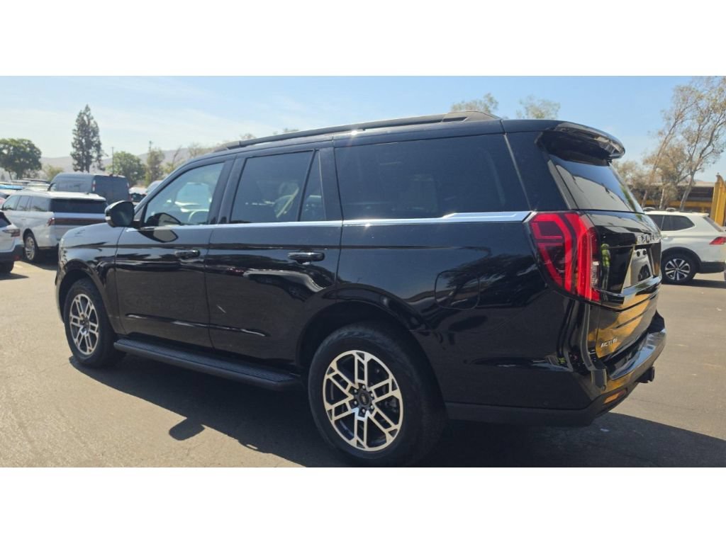 Certified 2025 Ford Expedition Active AWD/4WD image 5