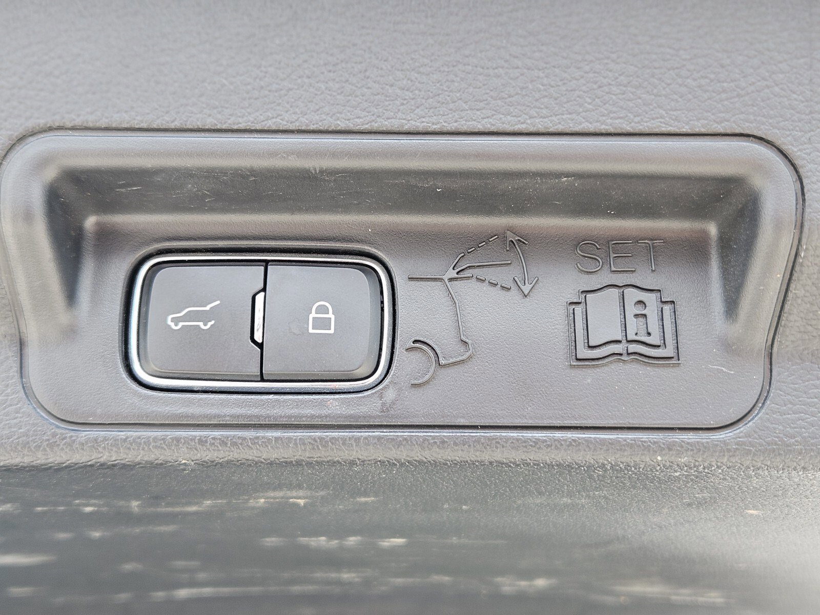 Certified 2024 Ford Explorer XLT image 32