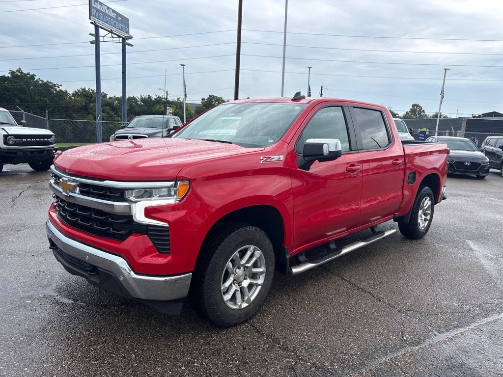 Used 2025 Chevrolet Silverado 1500 LT w/ Z71 Off-Road Package AWD/4WD image 3