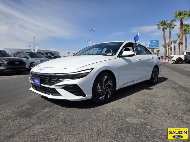 Used 2025 Hyundai Elantra SEL FWD image 3