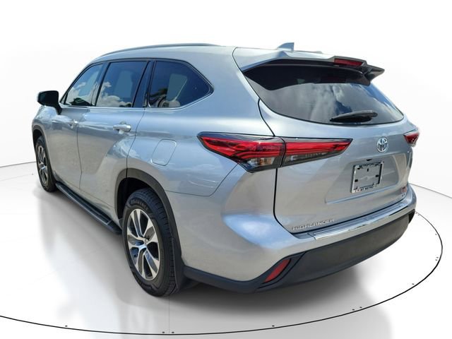 Used 2022 Toyota Highlander XLE FWD image 2