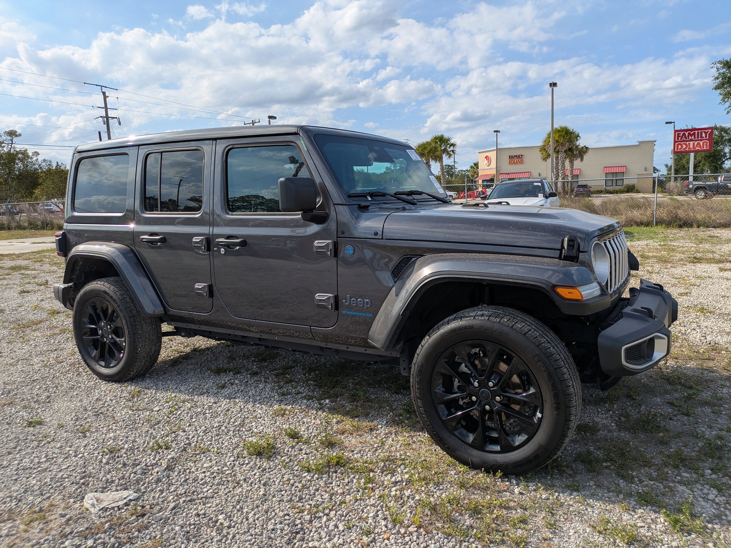 Used 2025 Jeep Wrangler Unlimited Sahara w/ Safety Group AWD/4WD image 2