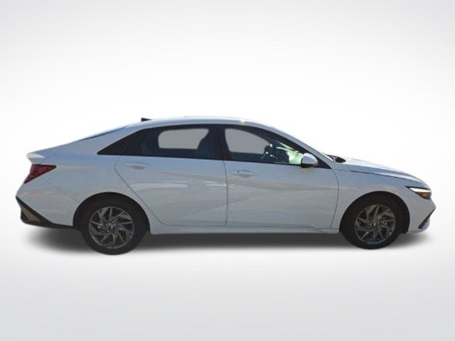 Used 2024 Hyundai Elantra Blue FWD image 13
