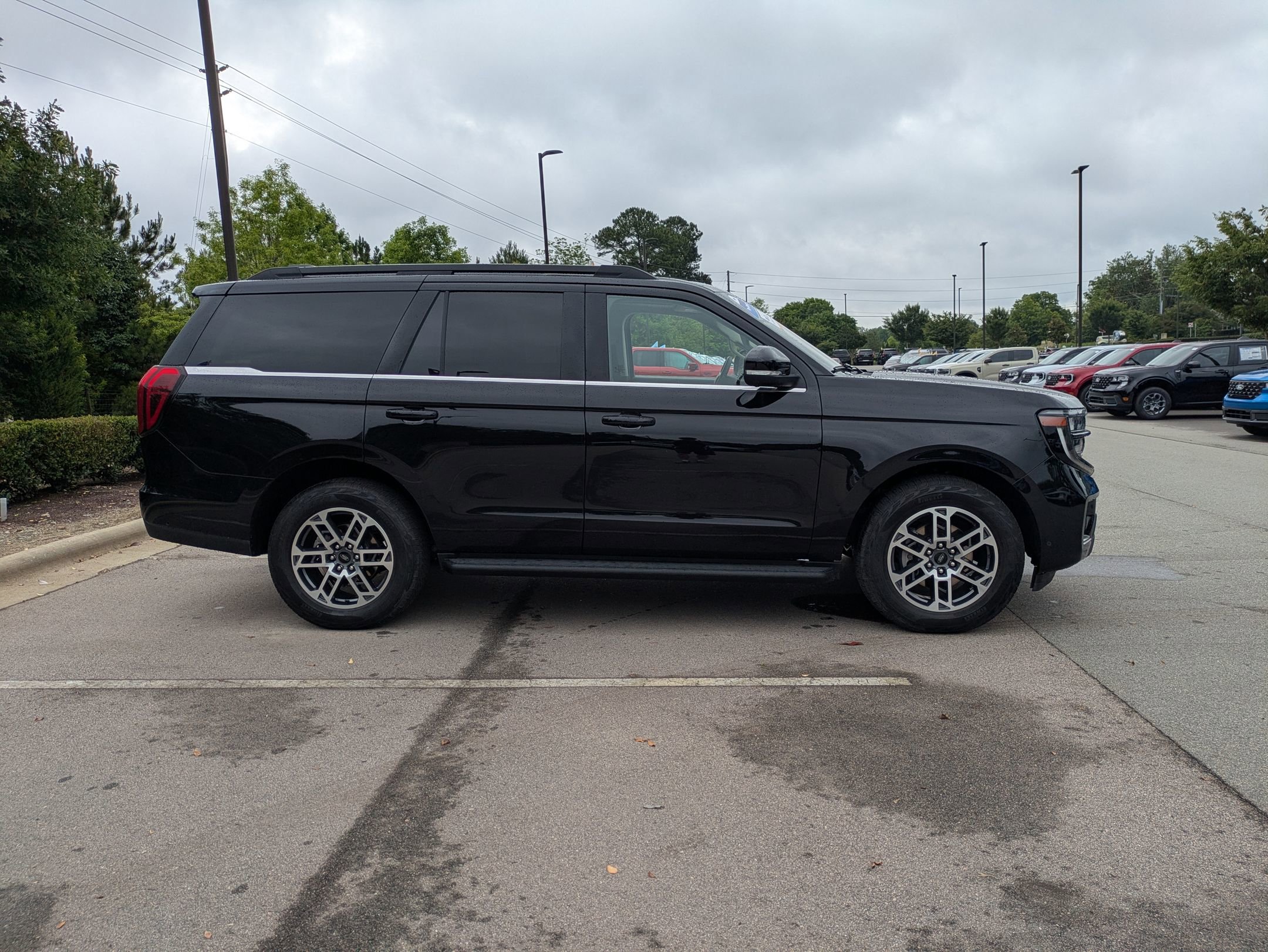 Certified 2025 Ford Expedition Active AWD/4WD image 3
