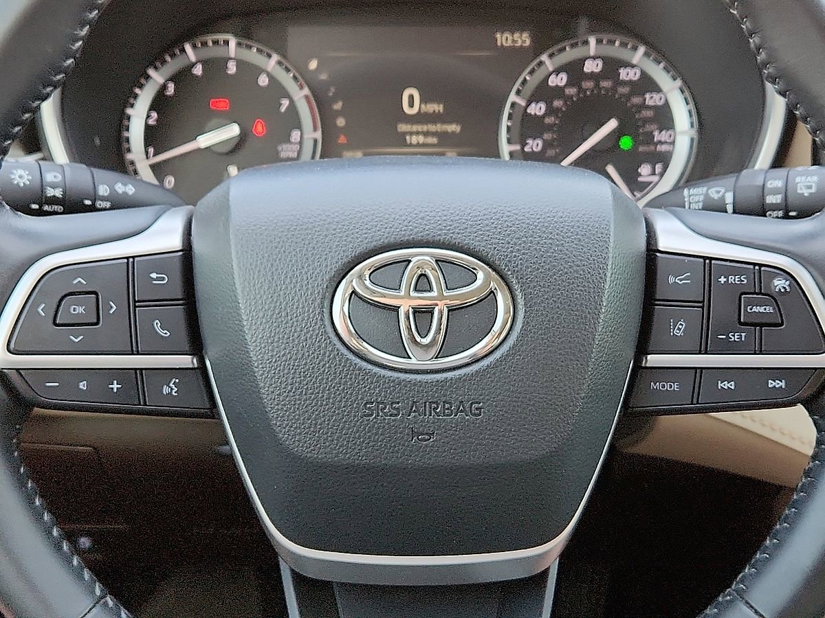 Used 2022 Toyota Highlander XLE AWD/4WD image 11