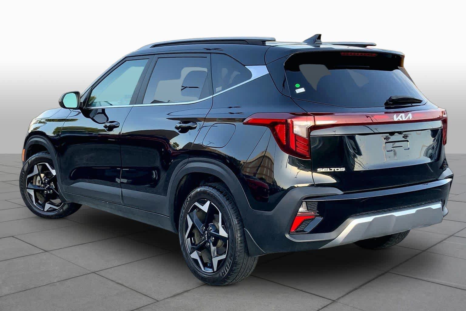 Used 2024 Kia Seltos EX FWD image 11