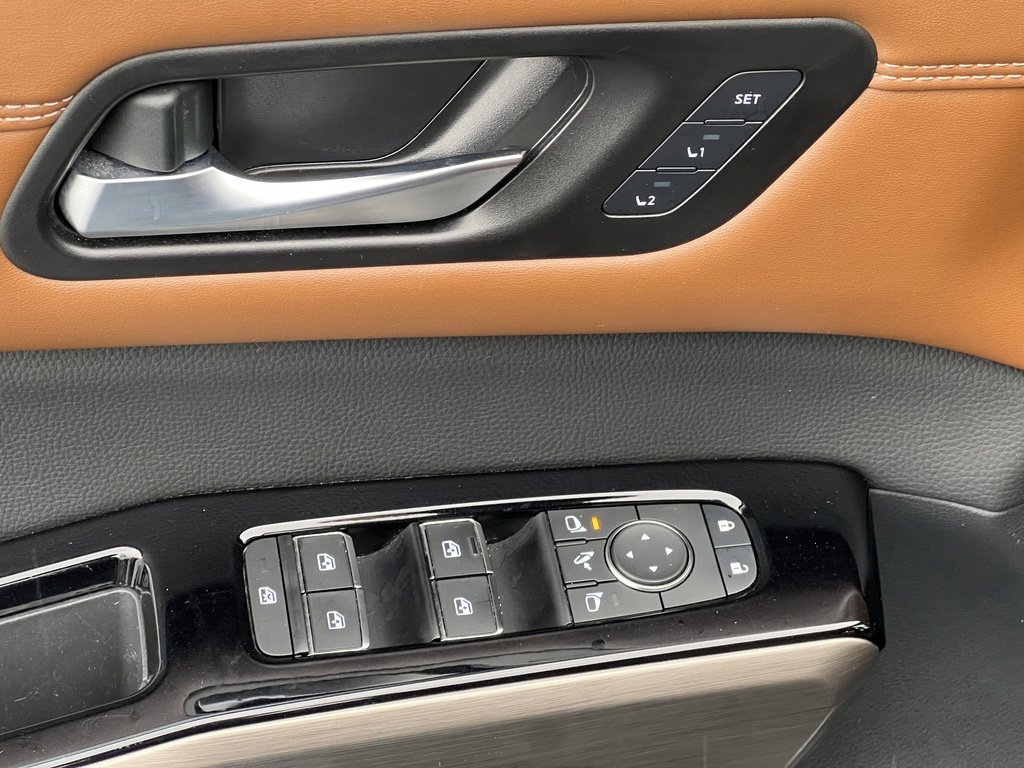 Used 2023 Nissan Pathfinder Platinum image 12