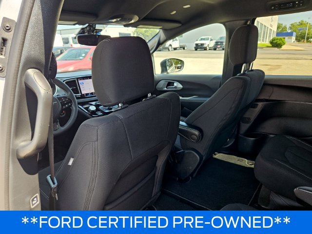 Used 2023 Chrysler Pacifica Touring FWD image 22