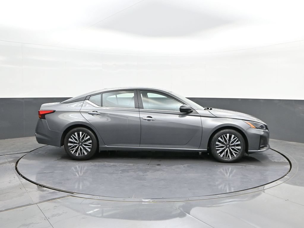 Used 2025 Nissan Altima 2.5 SV FWD image 23