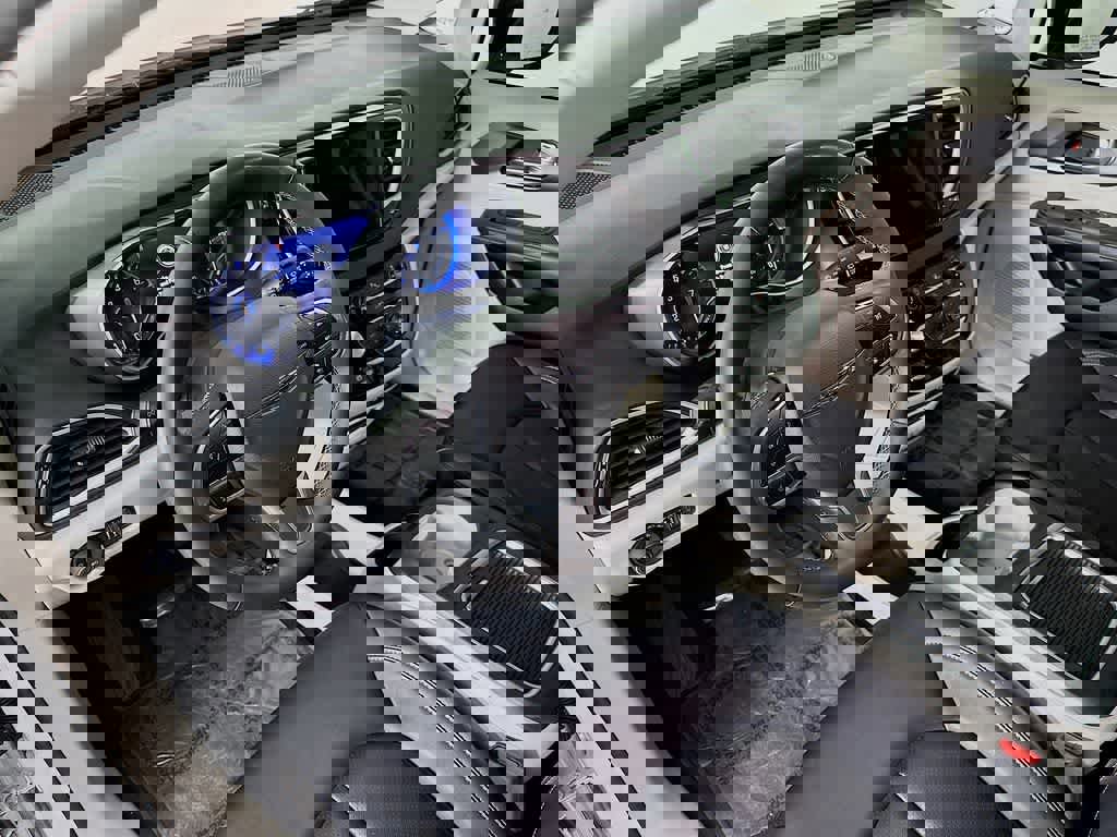 Used 2024 Chrysler Pacifica Touring-L image 9