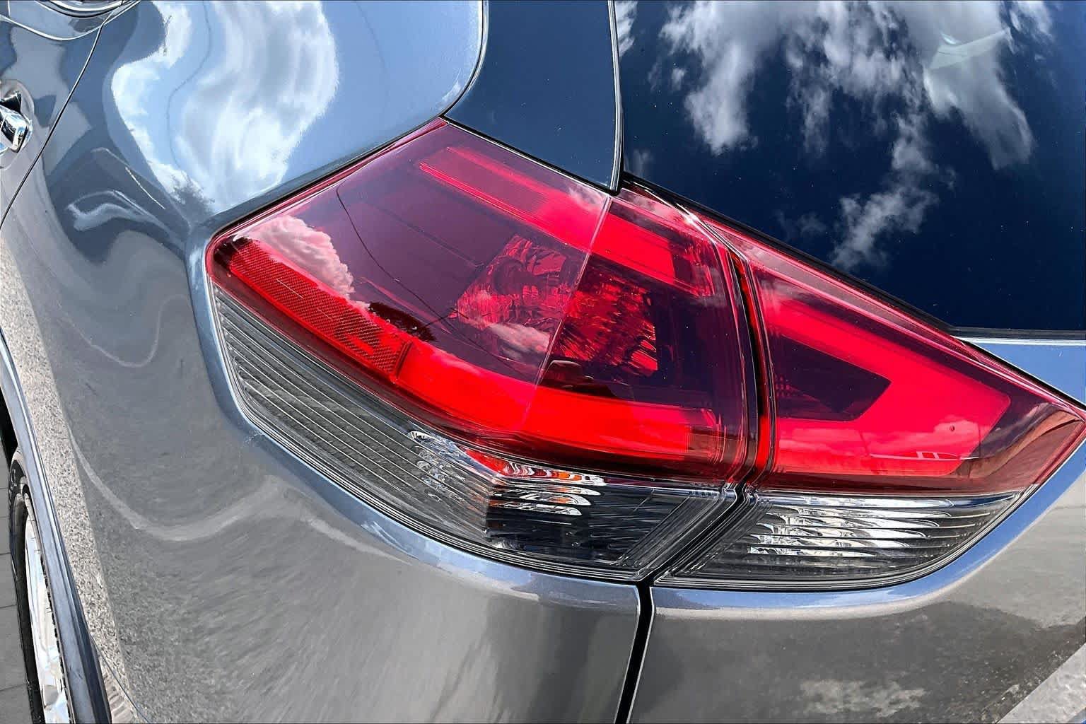 Used 2020 Nissan Rogue SV FWD image 28