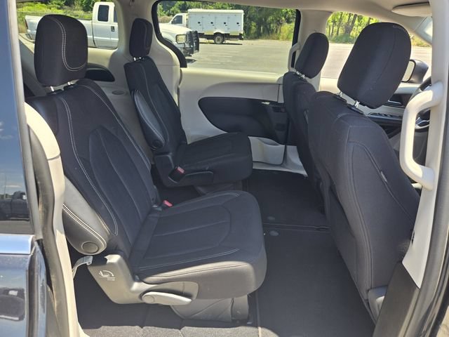Used 2022 Chrysler Voyager LX FWD image 16