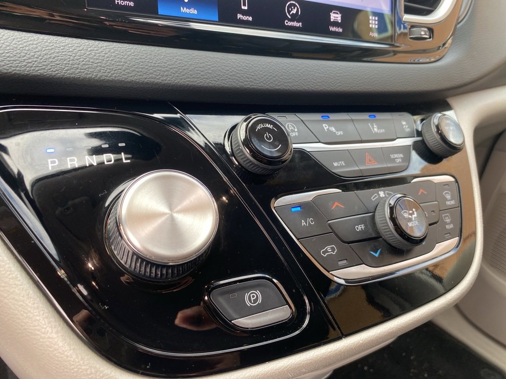 Used 2024 Chrysler Pacifica Touring-L image 41